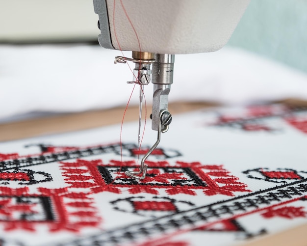 haft w trakcie pracy na maszynie
